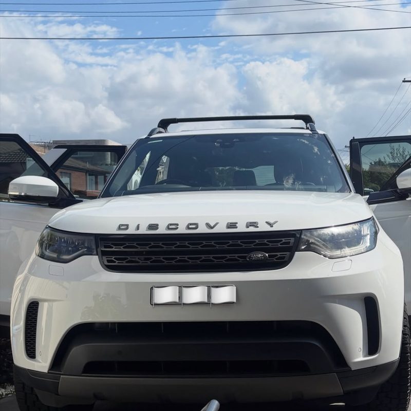Land Rover Discovery — rear roller blind